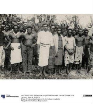 "Eine Gruppe von N.-Lauenburger Eingeborenen mit ihrem Lehrer in der Mitte, Fyian (Fidschi)"
