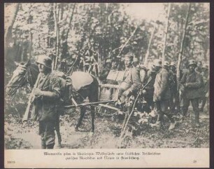 Minenwerfer gehen in schwierigem Waldgelände unter feindlichem Artilleriefeuer zwischen Montdidier und Noyon in Feuerstellung.