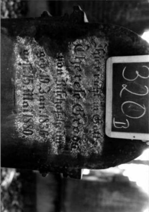 Grabstein 320 (Index: 100111978) Material: Sandstein Zustand: leicht verwittert Maße HxBxT: 137x59x30 cm Beschreibung: Stele, profilierter Sockel, eingezogener Rundbogenabschluß, rechteckiges Schriftfeld eingetieft: Grabstein 320B