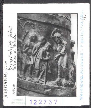 Hildesheim, Dom: Bernwardsäule (Christussäule), Bronze, um 1020. Heilung des Blinden