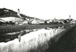 Eichstätt, Stadtansicht : Eichstätt. Blick über die Altmühl nach Osten gegen die Benediktinerabtei St. Walburg mit Walburgiskirche