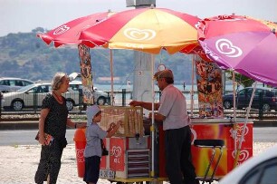 Lissabon - Eisverkäufer : Lissabon, mobiler Eisverkauf am Tejo-Ufer, aufgenommen 2006