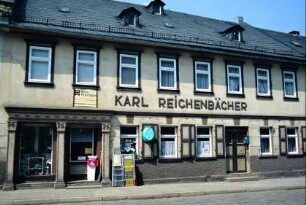 altes Geschäftshaus mit Schaufenstern
