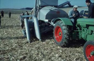 Fotografie: Erntetechnik, Mähdrescher gezogen, Körnermais, Maispflückvorsatz