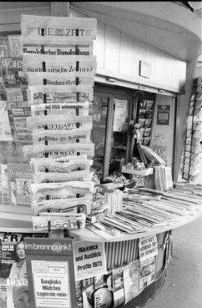 Basel: Zeitungskiosk mit schweizerischen und deutschen Zeitungen