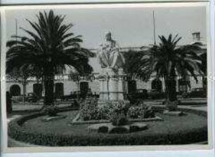 Humboldt-Denkmal vor der Universität in Lima, Peru