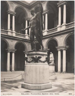 Pinacoteca di Brera (Palazzo di Brera), Mailand: Ansicht, Innenhof mit Bronzekopie der Plastik Napoleons von Canova