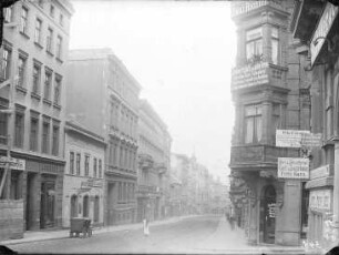 Leipziger Straße (Südseite). linke Bildseite: Leipziger Straße 60 (Gerigk, Fleischermeister); Leipziger Straße 61 (Bernhardt, Klempnermeister); Leipziger Straße 62 (Weise & Pfaffe, Landesprodukte); Leipziger Straße 73 (Firma Ritter, Klavierhandlung). rechte Bildseite: Leipziger Straße 53; Einmündung Martinstraße; Leipziger Straße 54 (Garz, Fritz)