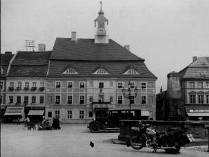 Crossen/Oder (ehemals Mark Brandenburg. Seit 1945 Krosno Odrzańskie). Ansicht des Marktplatzes mit dem Rathaus