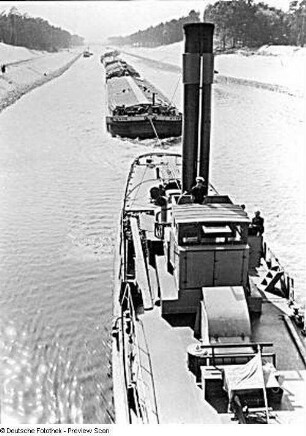 Havelkanal. Bau des Havelkanals 1951/1952. Schleppzug auf dem Kanal