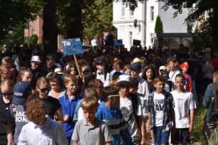 Bad Oldesloe: Kindervogelschießen: Am Bürgerpark Blickrichtung Südwesten: Einzug auf den Exer: Festumzug Theodor-Mommsen-Schule Klassen 6f und 7a: 13. Juli 2023