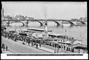 Dresden, Terrassenufer mit Dampferanlegestelle und Augustusbrücke