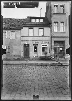 Bernau, Brüderstraße 12. Wohnhaus mit Laden Milch Schenk. Straßenfront