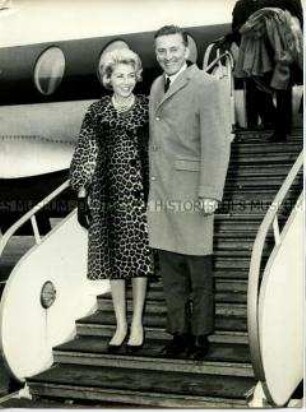 Ankunft von Kirk Douglas und Frau auf dem Flughafen Berlin-Tempelhof