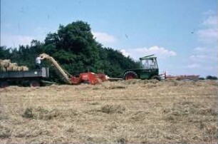 Fotografie: Heuernte, Hochdruckpresse, Futtererntetechnik, Kreiselschwader, Frontanbau, Zweiachsanhänger, Systemtraktor