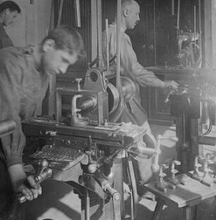 Fräsen der Stative : Technikgeschichte | Technologie | Optische Industrie | Mikroskope | Emil Busch AG Rathenow