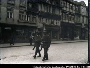 Rückkehr des Feld-Artillerie-Regiments Nr. 46 und Einzug der Regierungstruppen in Wolfenbüttel Enthält: Zwei patrouillierende Soldaten in der Langen Herzogstr.