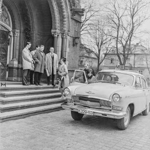 Hochzeit : Bautzen. Hochzeitsgesellschaft vor dem Portal der Maria-Martha-Kirche, August-Bebel-Platz