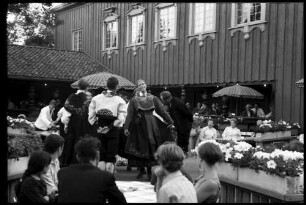 Oslo: Volkstanz im Garten des Folkemuseum Restaurants