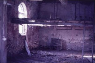 Blumendorf: Gut: westliches Torhaus: Innenansicht: Rundbogenfenster in Südwand