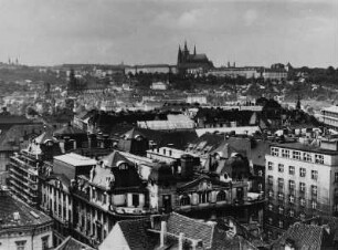 Blick von der Altstädter Seite über die Stadt auf den Burgberg mit Hradschin und Veitsdom