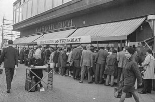 Sonderverkauf 'Modernes Antiquariat', 1966. SW-Foto © Kurt Schwarz.