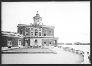 Potsdam, Marmorpalais, Blick auf Schloss und See, Seitenfront des Mittelbaus.