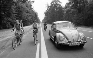 Fahrrad-, Moped- und Autoverkehr auf der Linkenheimer Landstraße.