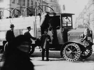 Vermutlich Schienenersatzverkehr während eines Streiks der Straßenbahnfahrer (Szene aus einem Dokumentarfilm)