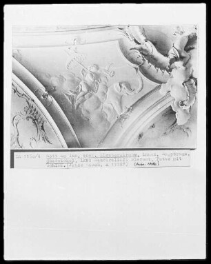 Stuckrelief mit Elefant, Putto und Schirm