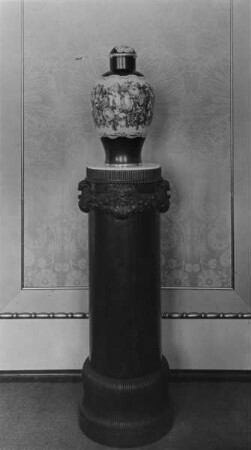 Vase auf Halbsäule im Raum 3: Gesellschaftssalon