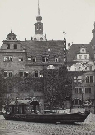 Pillnitzer Gondel : Dresden, Stallhof, Prunkgondel, um 1790, wohl während der Vorbereitung auf den Abtransport im Mai 1934, mit Ansicht der Kanzlei von Osten