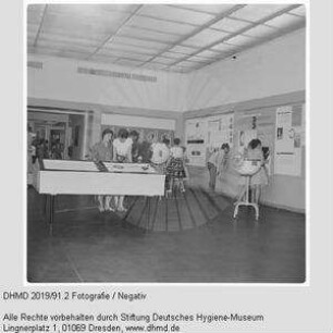 Besucher in Nationaler Hygiene-Ausstellung