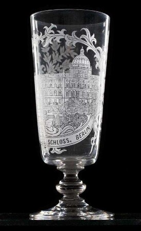 Fußbecher aus farblosem Glas mit geätzter Darstellung des Königl. Schlosses