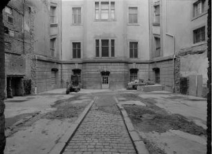 Dresden, großer Innenhof nach Abbruch der Einbauten, Blick zum Westflügel