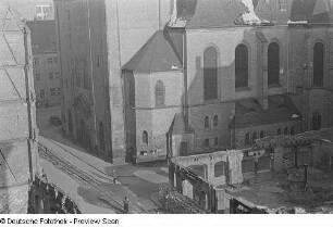 Nikolaikirche umgeben von Häuserruinen