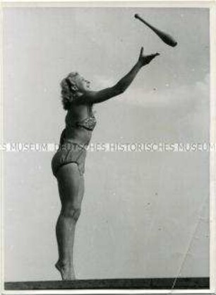 Junge Frau bei Gymnastik mit der Keule
