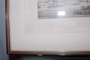 Schloss Ahrensburg: Innenansicht: Radierung mit Rahmung, Motiv [Herrenhaus] Klinken, auf Stuhl gelehnt, Detailaufnahme: August 1994