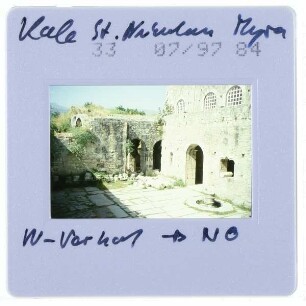 Demre, Myra (antike Stadt),Demre, Myra, St. Nikolaus-Kirche : Westvorhof, von Nordosten