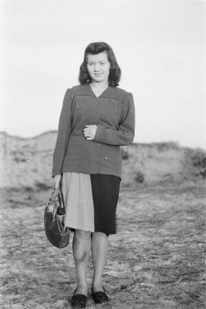 Zweiter Weltkrieg. Niederlande unter deutscher Besatzung. Junge Frau vor einer Düne (wohl bei Den Haag)