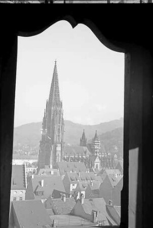 Freiburg i. Br.: Blick vom Martinstor zum Münster (Durchblick durch Erkerfenster)