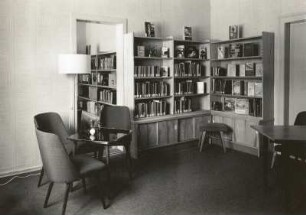 Neustadt am Rennsteig. Gemeindebibliothek, Leseraum mit Bücherregalen