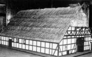 Modell eines niedersächsischen Bauernhauses (Typus "Einheitshaus", mittelalterlicher Zustand)