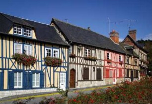 Frankreich. Haute Normandie. Eure. Le Bec Hellouin. Häuserzeile gegenüber Abtei