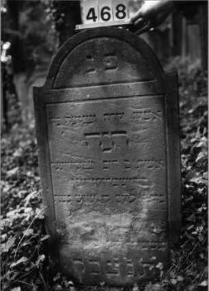 Grabstein 468 (Index: 99803766) Material: Sandstein Zustand: unten verwittert/Textverlust Maße HxBxT: 104x55x10 cm Beschreibung: Stele mit Karniesbogen, profilierter Rand, Giebelfeld: Grabstein 468