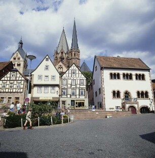 Gelnhausen. Untermarkt. Nordseite des Platzes von Süden