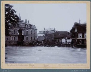 Vom Hochwasser am 30./31. Juli 1897 zerstörte Gebäude am Weißeritzufer in Deuben (Freital), links der Neubau und rechts das ältere Haus des Fleischermeisters Strauß