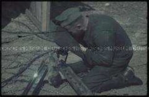 Soldat beim Schweißen