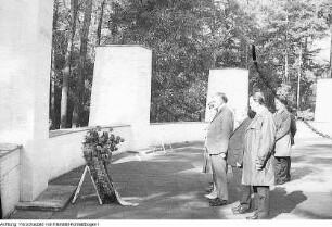 Delegation aus Leningrad in der Gedenkstätte für die Opfer der Verfolgten des Nationalsozialismus (Rondell). Kranzniederlegung am Gedenkstein "Leningrad"