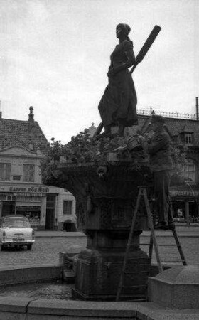Husum: Brunnendenkmal [Tine-Brunnen] auf dem Marktplatz